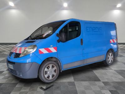 une photo d'une camionnette bleue garée dans un garage