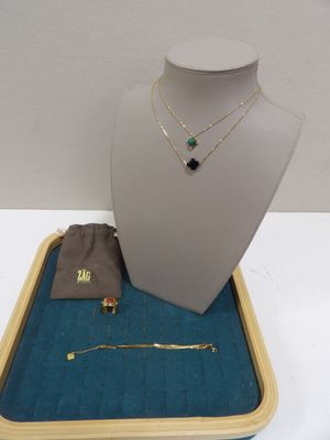 Des colliers, des bracelets et des bijoux sont exposés dans une vitrine.