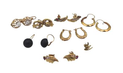 plusieurs paires de boucles d'oreilles posées sur une surface blanche