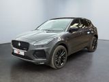 un SUV Jaguar Pace gris garé dans un showroom