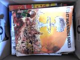 un livre présenté dans une boîte remplie de bandes dessinées