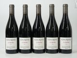 six bouteilles de vin rouge sont alignées sur une surface blanche