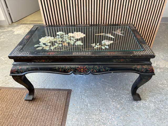 Table basse de style asiatique. 47 x 98 x 57 cm