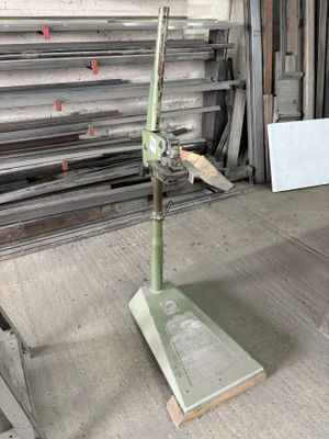 Une cisaille manuelle. On y joint une autre petite découpeuse. - Photo 1