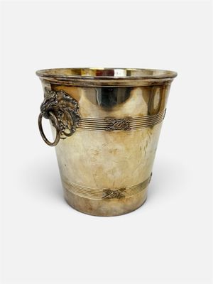 un vase en argent orné d'une tête de lion sur l'anse
