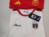 Le t-shirt est rouge et blanc, avec une bande jaune dessus.