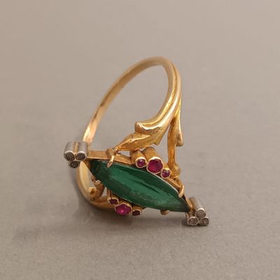 Bague marquise en or jaune 18K, centrée d'une pierre verte t… - Photo 1