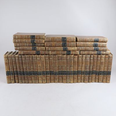 une pile de vieux livres posés les uns sur les autres