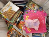 une pile de livres pour enfants et une peluche