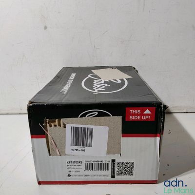 a box that is sitting on the floor next to a wall