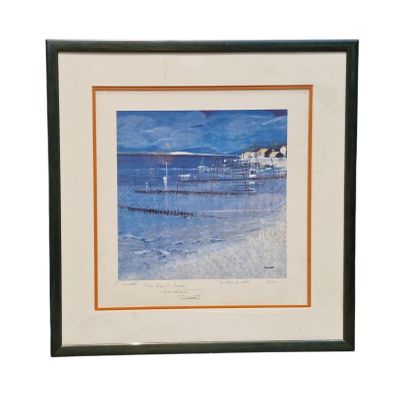 tableau représentant une scène de plage avec une jetée en arrière-plan