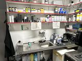 une cuisine équipée d'un évier, d'une cuisinière et de placards