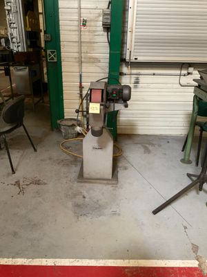 une machine qui se trouve dans un garage, à côté d'une chaise