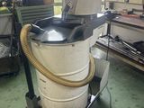 une machine posée sur un chariot dans un garage