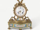 une horloge posée sur un support sur une surface blanche