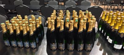 des bouteilles de champagne alignées sur une table dans une salle de réunion