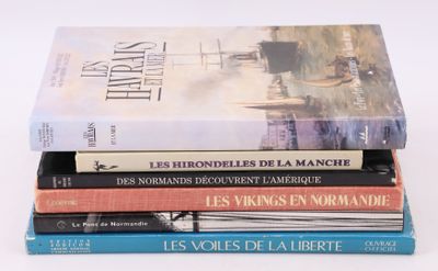 plusieurs livres empilés sur une surface blanche
