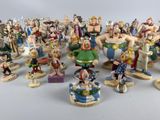 de nombreuses figurines de différents types et tailles sont exposées