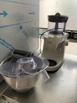 un blender et un mixeur posés sur un comptoir