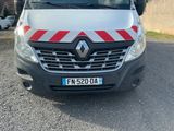 l'avant d'une camionnette argentée ornée d'une bande rouge et blanche