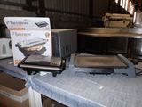 un grille-pain posé sur une table, à côté d'une boîte de provisions