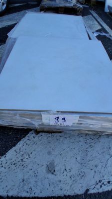 beaucoup de feuilles de papier blanches par terre
