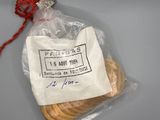 un paquet de biscuits posé sur une table