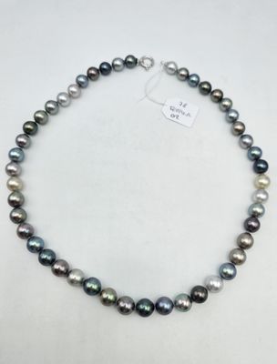 un collier de perles noires et blanches sur fond blanc
