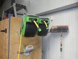 une photo d'un garage avec tout un tas d'outils accrochés au mur