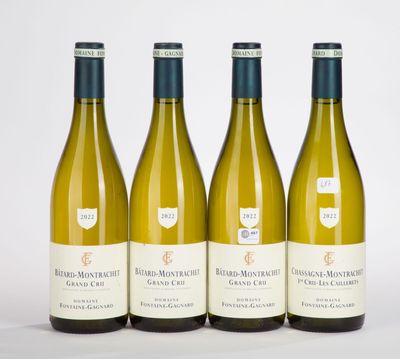 trois bouteilles de vin blanc posées les unes à côté des autres sur une table