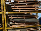 une grande pile de planches de bois dans un entrepôt