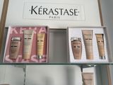 des flacons de produits Kérastase sur une étagère dans un magasin