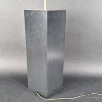 Lampe en mélaminé noir et bandes argentées et dorées. (photo 2)
