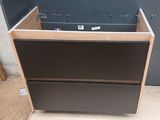une photo d'une commode noire et marron dans une pièce
