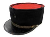 un chapeau noir orné d'un ruban rouge