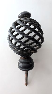 une image d'un objet métallique posé sur une table