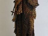 une figurine représentant une femme en robe et avec un chapeau