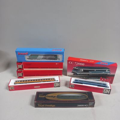 plusieurs types différents de petits trains empilés les uns sur les autres