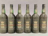 six bouteilles de bière sont alignées en rang