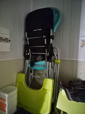 une chaise qui se trouve à côté d'une autre chaise dans une pièce