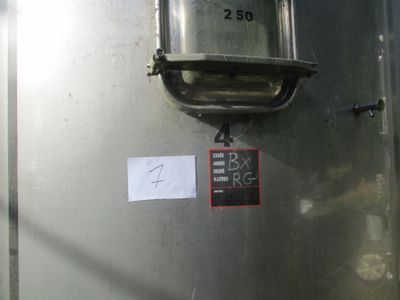 un réservoir métallique sur lequel est apposée une pancarte sur le côté
