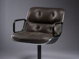 une photo d'un fauteuil en cuir marron monté sur un piètement métallique