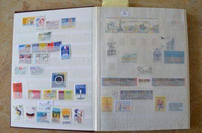 un livre ouvert avec des timbres, posé sur une table