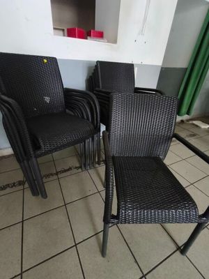 quatre chaises posées sur un sol carrelé