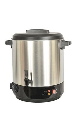 une cafetière noire et argentée sur fond blanc