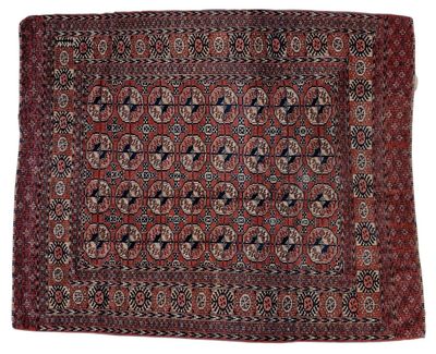un tapis rouge et noir à motifs