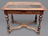 une vieille table en bois avec un plateau en marbre et des pieds en bois