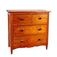 Commode en bois naturel à quatre tiroirs sur trois rangs