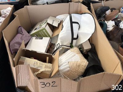 une boîte en carton remplie de vêtements et d'autres objets