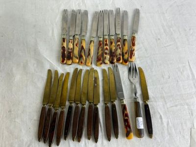 a lot of knives and knives that are on a table